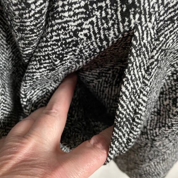 Torrid Black&White Chevron Peplum Jacket Sz.4 - Picture 11 of 16
